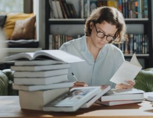 Estudiante universitario Premio Mérito Académico Álava